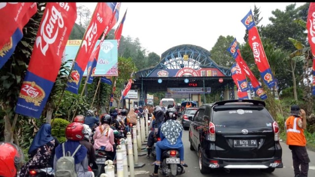 Antrean kendaraan di pintu masuk Objek Wisata Guci, Tegal, Jumat (7/6). Foto: Abdul Haris