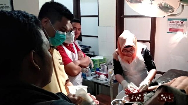 Korban penyerangan di acara Pernikahan saat menjalani perawatan di RSUD Palangka Raya. Foto: Instagram/@humaspoldakalteng