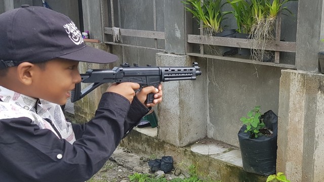 Bermain pistol mainan. Foto : kepripedia