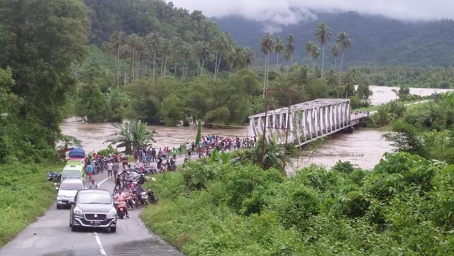 Jembatan rusak di Kecamatan Elpaputih, Kabupaten Seram Bagian Barat, Kamis (6/6). Dok: Asep