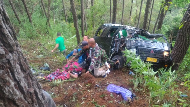 Sebuah mobil angkutan penumpang umum yang ditumpangi rombongan TNI mengalami kecelakaan tunggal. Mobil terjun ke jurang di Kabupaten Gayo Lues, Sabtu (8/6). Foto: Kiriman Warga