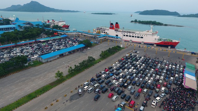 Pengendara mobil antre saat akan memasuki Kapal Roro di Dermaga 3 Pelabuhan Bakauheni Lampung Selatan, Lampung, Sabtu (8/6/2019). Foto: ANTARA FOTO/Ardiansyah