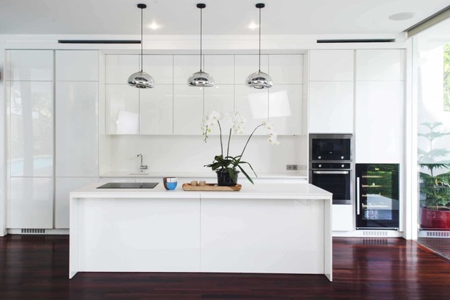 Desain dapur serba putih Cinere Bellevue Apartment di Depok karya FIANO, via: arsitag.com