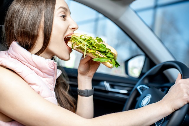 Ilustrasi ngemil sehat di jalan Foto: dok.shutterstock