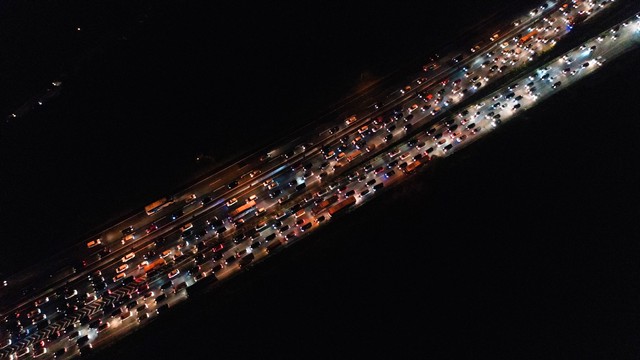 Kendaraan pemudik terjebak macet di simpang susun Cikampek, Jawa Barat, Sabtu (8/6) malam. Foto: ANTARA FOTO/Rivan Awal Lingga