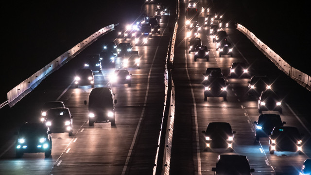 Kendaraan yang didominasi pemudik melaju satu arah (One Way) di Jalan Tol Trans Jawa Semarang-Solo Km 426 B, Ungaran, Kabupaten Semarang, Jawa Tengah, Sabtu (8/6) malam. Foto: ANTARA FOTO/Aji Styawan