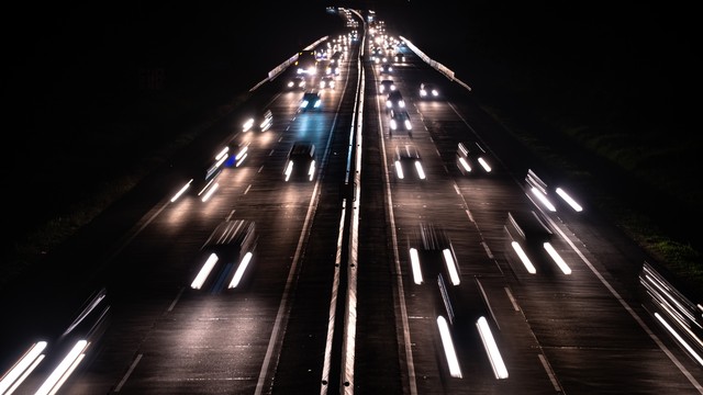Kendaraan yang didominasi pemudik melaju satu arah (One Way) di Jalan Tol Trans Jawa Semarang-Solo Km 426 B, Ungaran, Kabupaten Semarang, Jawa Tengah, Sabtu (8/6) malam. Foto: ANTARA FOTO/Aji Styawan