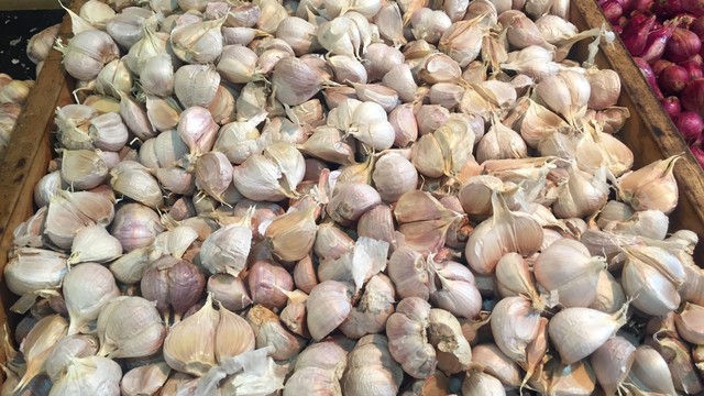 Bawang putih di Pasar Senen, Jakarta  Pusat. Foto: Ema Firtiyani/kumparan