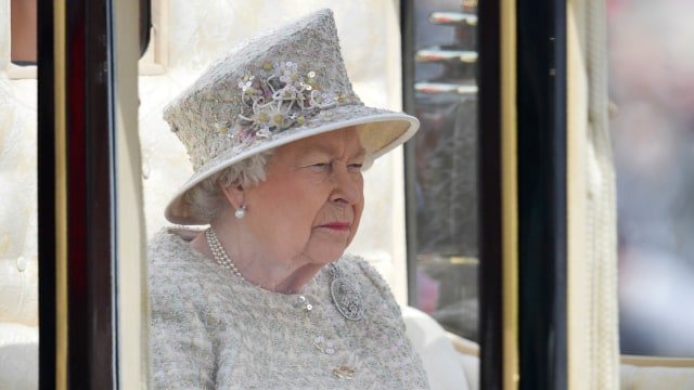 Ratu Elizabeth II menghadiri acara Trooping the Colour. Foto: DANIEL LEAL-OLIVAS / AFP