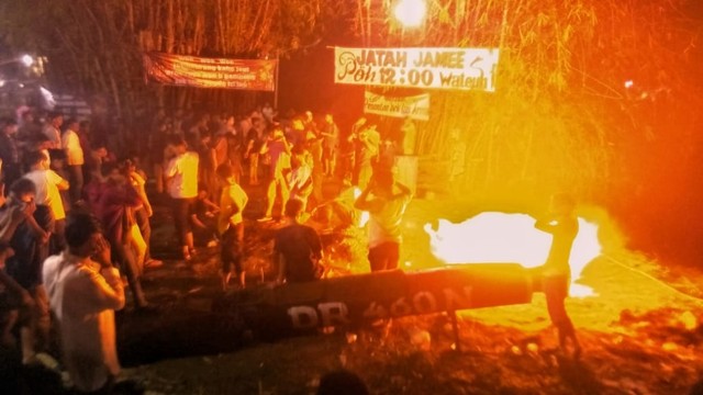 Tradisi perang meriam karbit di Pidie, Aceh. Foto: Akbar Rafsanjani