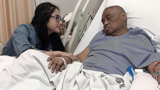 Dewi Persik bersama ayahandanya. Foto: Instagram/@dewiperssikreal