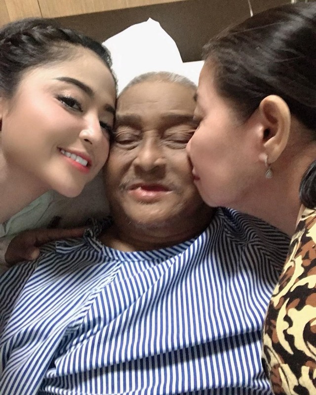 Dewi Persik bersama ayahandanya. Foto: Instagram/@dewiperssikreal