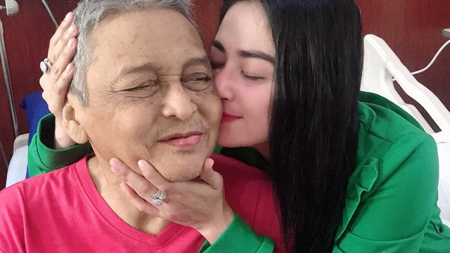Dewi Persik bersama ayahanda. Foto: Instagram/@dewiperssikreal