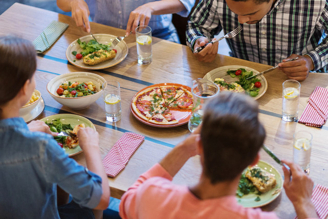 Ilustrasi makan enak di restoran Foto: dok.shutterstock