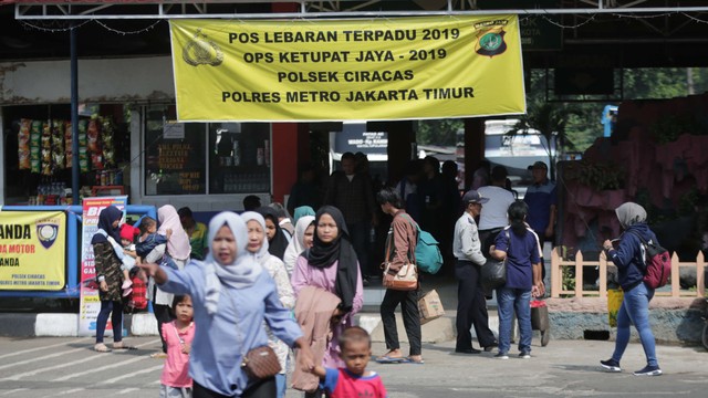 Pemudik membawa barang bawaan setibanya di Terminal Bus Kampung Rambutan, Jakarta Timur, Minggu (9/6/2019). Foto: Helmi Afandi/kumparan