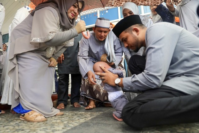 Prosesi peutron aneuk (turun tanah) di Aceh. Foto: Suparta/acehkini