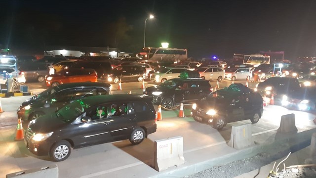 Kondisi lalu lintas di GT Cikampek Utama. Foto: Soejono Eben/kumparan