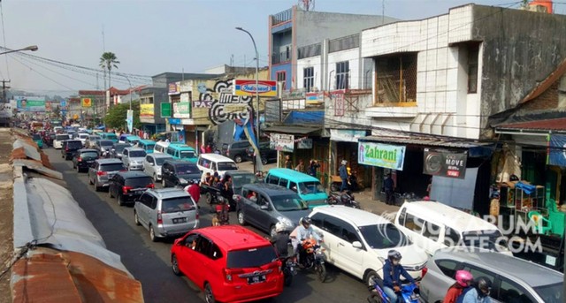 Kondisi arus lalu lintas di Jalar Raya Cibadak pada H+4 Lebaran, Minggu (9/6/2019) sore. | Sumber Foto:Ruslan AG.