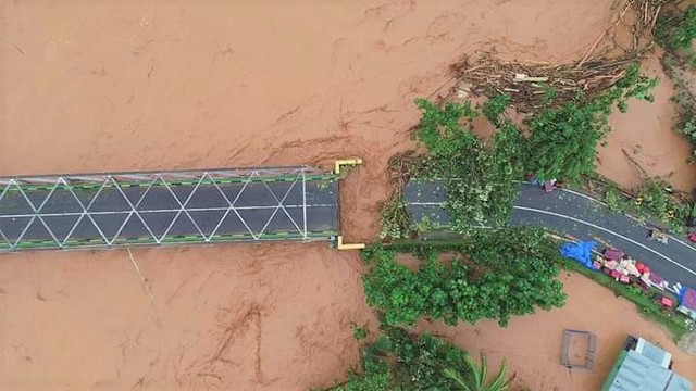 Jembatan Asera yang menghubungkan Provinsi Sultra dan Sulteng putus diterjang banjir. Foto: Istimewa.