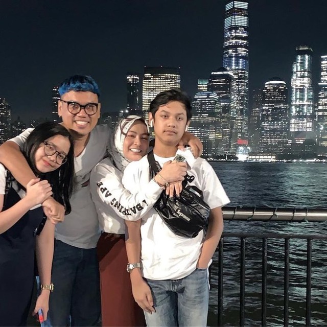 Uya Kuya bersama sang istri dan kedua anaknya berpose di The Waterfront, New Jersey. Foto: Instagram @king_uyakuya