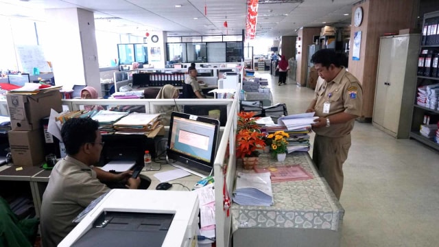 Sejumlah Pegawai Negeri Sipil (PNS) Pemprov DKI saat bekerja. Foto: Nugroho Sejati/kumparan