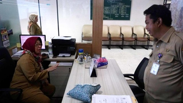 Sejumlah Pegawai Negeri Sipil (PNS) Pemprov DKI kembali bekerja, usai libur Lebaran. Foto: Nugroho Sejati/kumparan