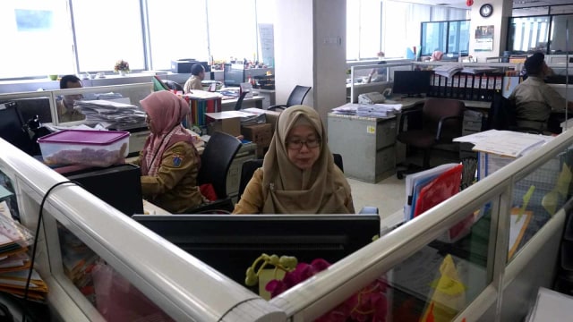 Suasana hari pertama kerja Pegawai Negeri Sipil (PNS) usai libur lebaran. Foto: Nugroho Sejati/kumparan