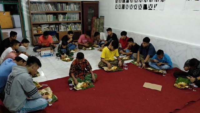 Buka bersama anak-anak di Panti Asuhan Khusus Mentawai. (Irwanda/langkan.id)