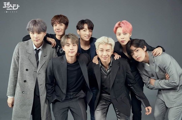 BTS merilis foto keluarga terbaru menjelang ulang tahun ke 6. Foto: Facebook BTS Official