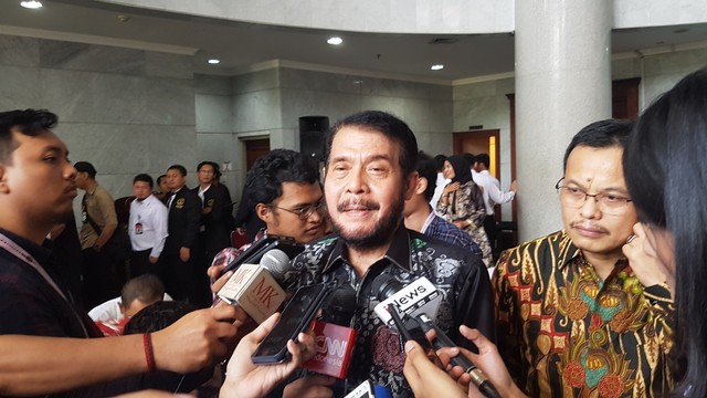 etua Mahkamah Konstitusi (MK), Anwar Usman saat di wawancari wartawan usai acara halal bi halal. Foto: Efira Tamara/kumparan
