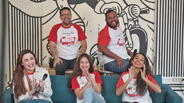 Para pemain dan sutradara film Rumah Merah Putih saat menyambangi kantor Kumparan, Senin (10/6). Foto: Saphira shaleha barseliana/kumparan