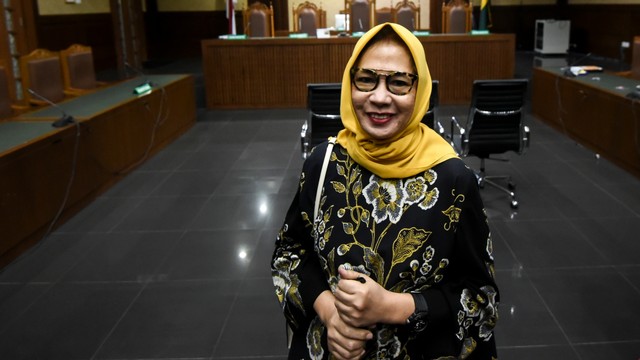 Terdakwa kasus dugaan korupsi investasi perusahaan di blok Basker Manta Gummy (BMG) Australia tahun 2009, Karen Agustiawan berjalan untuk menjalani sidang lanjutan di Pengadilan Tipikor, Jakarta, Senin (10/6). Foto: ANTARA FOTO/Muhammad Adimaja