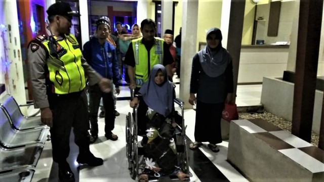Proses evakuasi ibu melahirkan di jalur mudik. (Dok Polda Jabar)