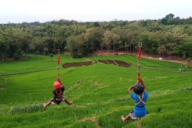 Flying Fox Wisata Kayangan desa Brubuh Ngawi. Foto : Istimewa