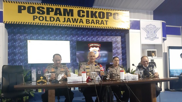 Kakorlantas Polri, Irjen Pol Refdi Andri (Ketiga dari kanan) di Pos Pantau Cikopo, Minggu (10/6) Foto: Soejono Eben Ezer Saragih/kumparan