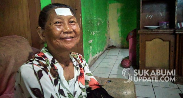 Sartiah (85), warga Kampung Koleberes RT 002/017 Kelurahan Dayeuhluhur, Kecamatan Warudoyong, Kota Sukabumi, yang sempat diturunkan di Bandung saat pulang mudik dari Brebes. | Sumber Foto:Oksa BC