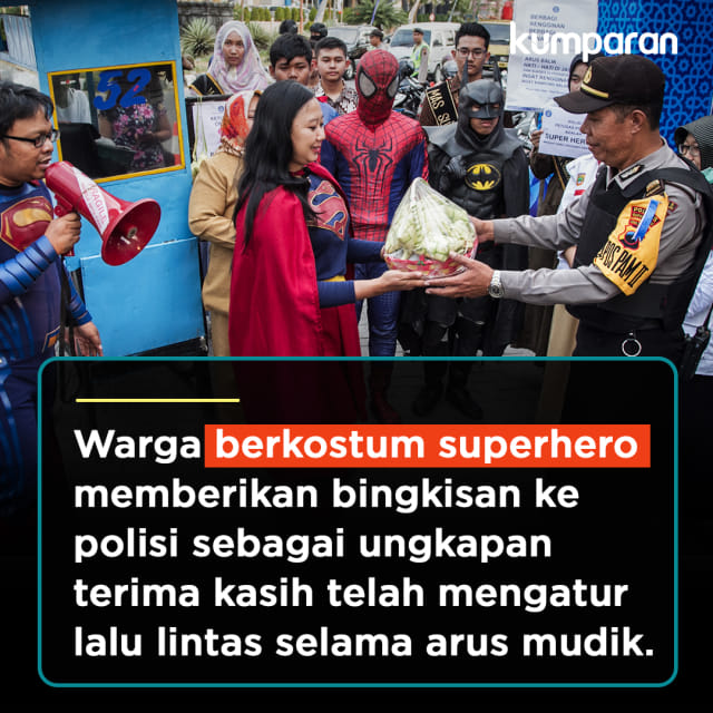 Warga berkostum superhero memberikan bingkisan ke polisi sebagai ungkapan terima kasih telah mengatur lalu lintas selama arus mudik. Foto: ANTARA FOTO/Mohammad Ayudha