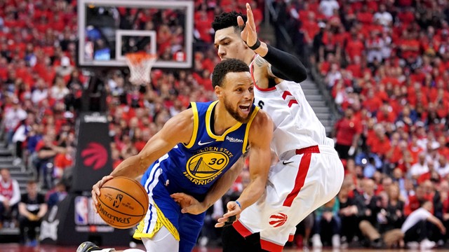 Stephen Curry berduel melawan Danny Green di gim kelima Final NBA 2018/19. Foto: Kyle Terada-USA TODAY Sports/REUTERS
