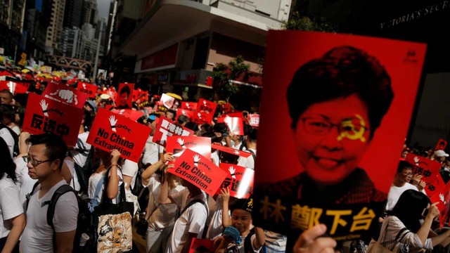 Para demonstran memegang poster menuntut agar membatalkan RUU ekstradisi, Hong Kong, Minggu (9/6). Foto: REUTERS/Thomas Peter