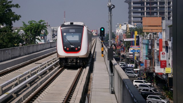 Kerata LRT saat tiba di Stasiun Boulevard Utara. Foto: Nugroho Sejati/kumparan