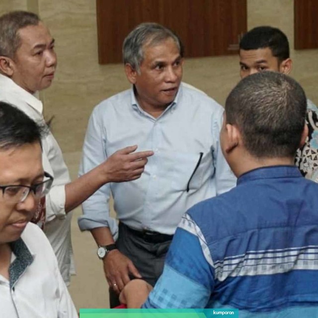 Mantan Komandan Tim Mawar Mayjen TNI Purn Chairawan (tengah) tiba di Bareskrim Polri. Foto: Irfan Adi Saputra/kumparan