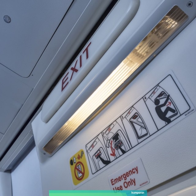 Ilustrasi emergency exit dalam pesawat Foto: Shutter Stock