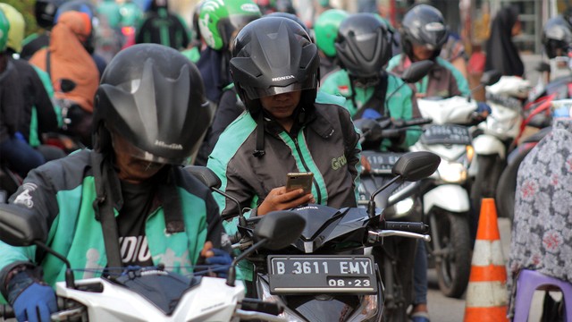 Sejumlah pengemudi ojek daring (online) menunggu penumpang. Foto: ANTARA FOTO/Yulius Satria Wijaya