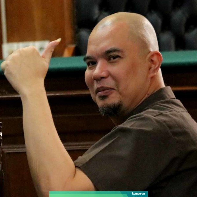 Terdakwa kasus dugaan pencemaran nama baik Ahmad Dhani Prasetyo mengikuti sidang di Pengadilan Negeri Surabaya, Jawa Timur, Selasa (11/6). Foto: ANTARA FOTO/Didik Suhartono