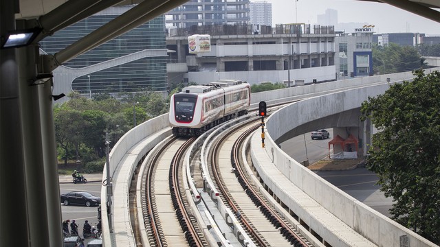 Kereta Light Rail Transit (LRT) melintas saat uji publik di kawasan Kelapa Gading, Jakarta. Foto: ANTARA FOTO/Dhemas Reviyanto