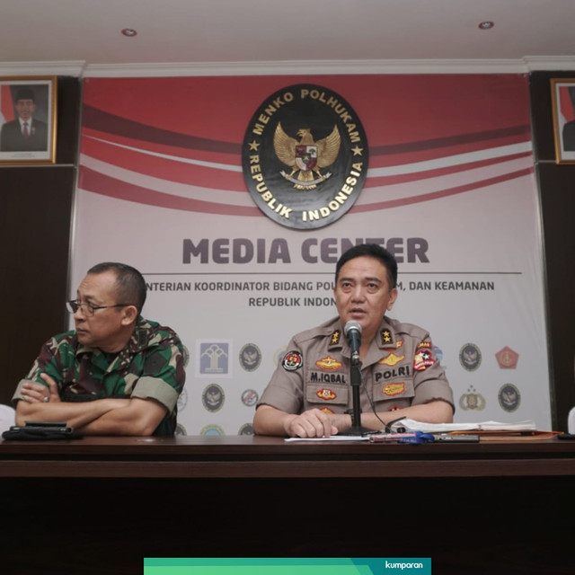 Kadiv Humas Mabes Polri, Inspektur Jenderal Muhammad Iqbal (kedua dari kanan) memeberikan keterangan pers terkait perkembangan kasus 21-22 Mei di Kementrian Koordinator Bidang Polituk, Hukum, dan Keamanan, Jakarta, Selasa (11/6). Foto: Fanny Kusumawardhani/kumparan