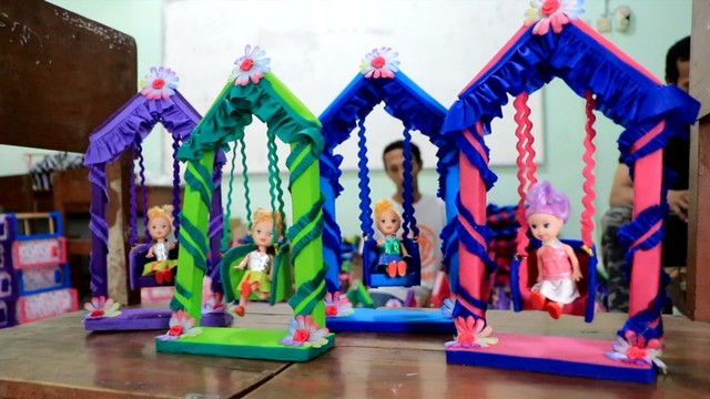 Beberapa contoh miniatur ayunan boneka barbie buatan Rubianto. (Fernando Fitusia)