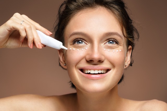 Ilustrasi menggunakan eye serum. Foto: Shutterstock