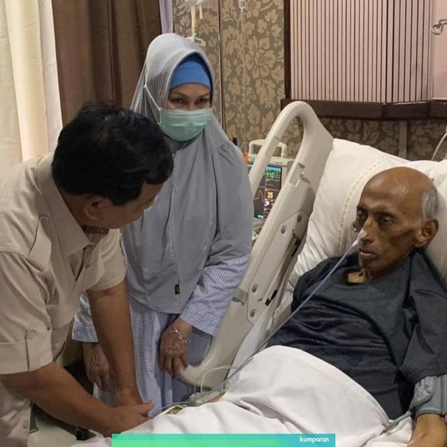 Calon Presiden nomor urut 02, Prabowo Subianto jenguk jenderal George Toisutta yang terbaring sakit. Foto: Dok. Istimewa