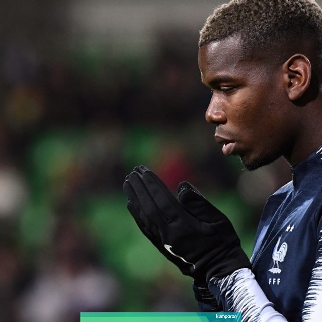 Paul Pogba berdoa sebelum bertanding. Foto: FRANCK FIFE / AFP